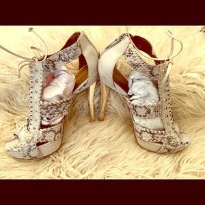 SOLD‼️Boutique 9 snakeskin stilettos